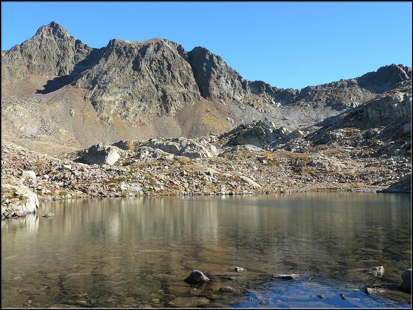 Du petit lac de Terre Rouge, vue sur le mont Malinvern (2938 m) et la baisse de Druos (2 628 m)