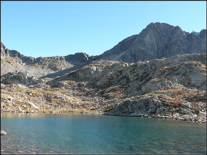 Du petit lac de Terre Rouge, la baisse de Druos (2628 m) et la cime de Tavels (2795 m)