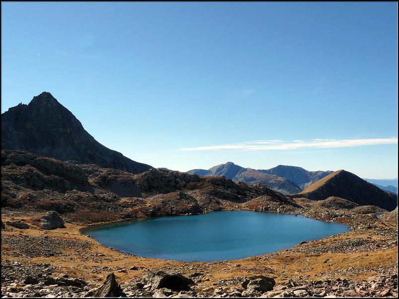 Vue sur le grand lac de Terre  Rouge (2452 m), à gauche la tête de Costasse (2710 m), à droite la tête Mercière (2491 m)