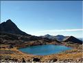 Vue sur le grand lac de Terre  Rouge (2452 m), à gauche la tête de Costasse (2710 m), à droite la tête Mercière (2491 m)