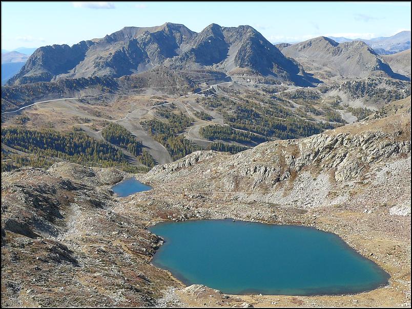 De la baisse de Druos (2628 m), les lacs de Terre Rouge, en arrière plan le mont St Sauveur (2 711 m) et la tête de Pignals (2 699 m) et à droite les cimes de Sistron et de Merlier