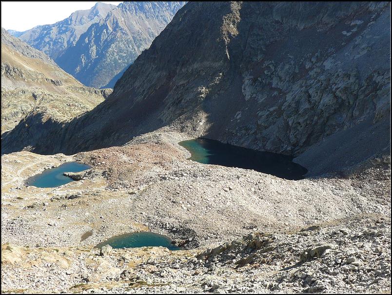 De la baisse de Druos (2628 m), les lacs supérieurs de Valscura (côté italien)