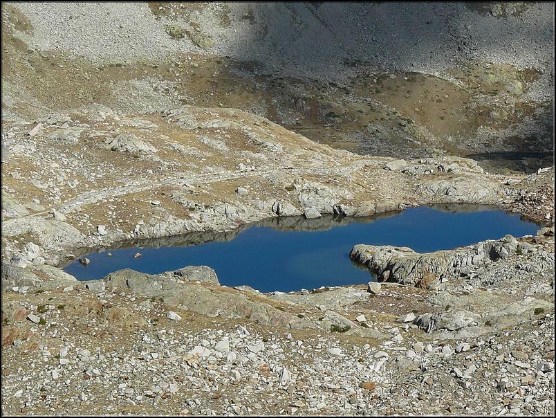 Lac supérieur de Valscura (2 453 m) à coté de la caserne abandonnée