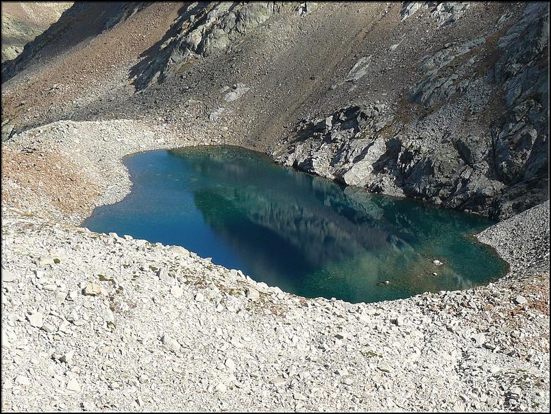 Lac supérieur de Valscura (2 439 m), le plus grand