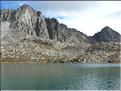 Du grand lac de Terre Rouge (2 452 m), vue sur la cime de Tavels et la tête de la Costasse