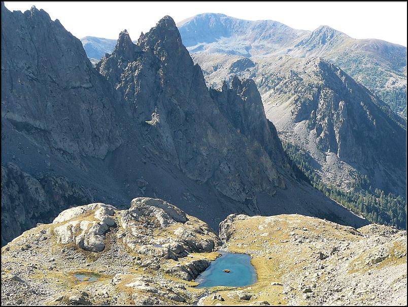 Vue sur le lac Balaour et le Caire de la Madone. Au fond au centre, la cime de la Valette de Prals