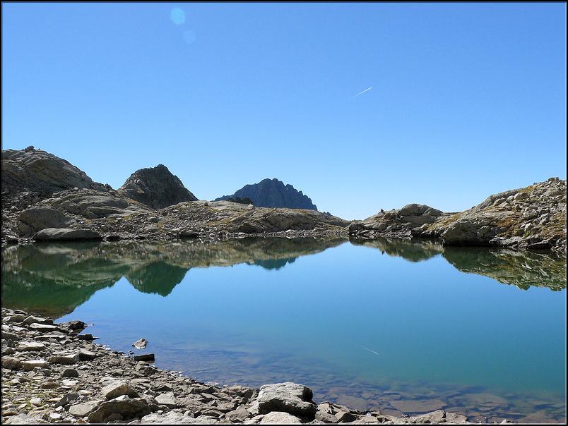 Le lac Blanc (2665 m). Dans le fond le mont Ponset (2828 m)