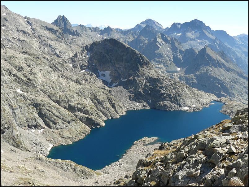 Les lacs Long et Niré. A gauche Chamineye, au centre au fond le mont Bégo, à droite le Grand Capelet