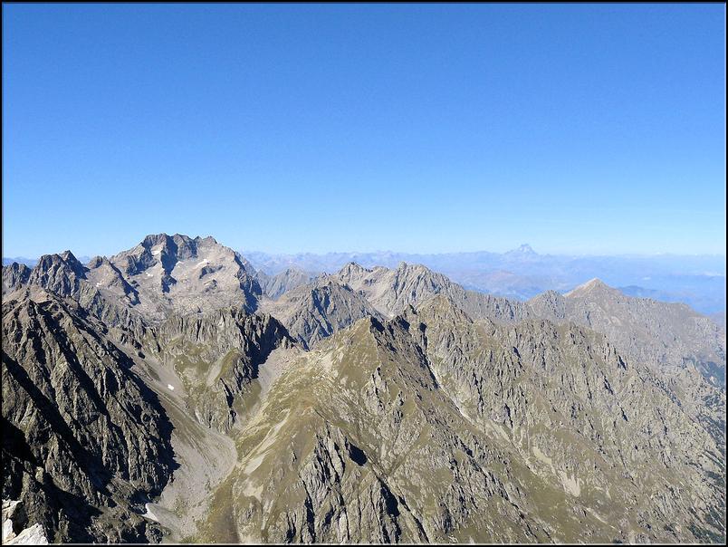 A gauche le massif de l'Argentera (3297 m). Au fond Le Mont Viso (3841 m) 