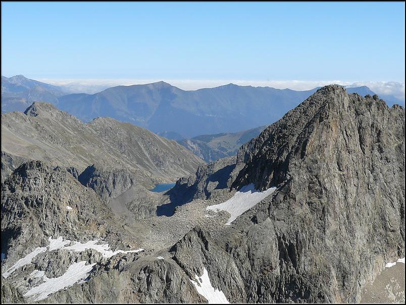 Le lac de l'Agnel entre les cimes Borello (2895 m) et de la Malédie (3059 m)
