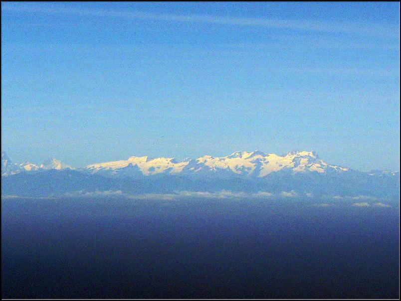 A Gauche le Mont Cervin coupé (4474 m). A droite le massif du Mont Rose (4634 m)