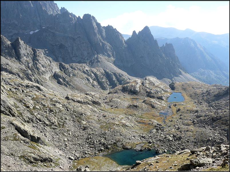Les lacs Balaour dominés par la chaîne des Caires Barel, de la Madone, et du Petit Caire