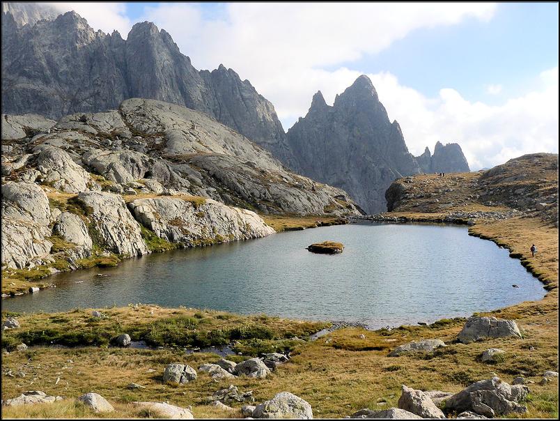 Lac Balaour inférieur avec au centre le Caire de la Madone