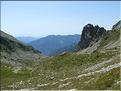 Du col de la Vallette vue vers le sud, on remarque les pistes du Conquet de la Colmiane et la route de Venanson