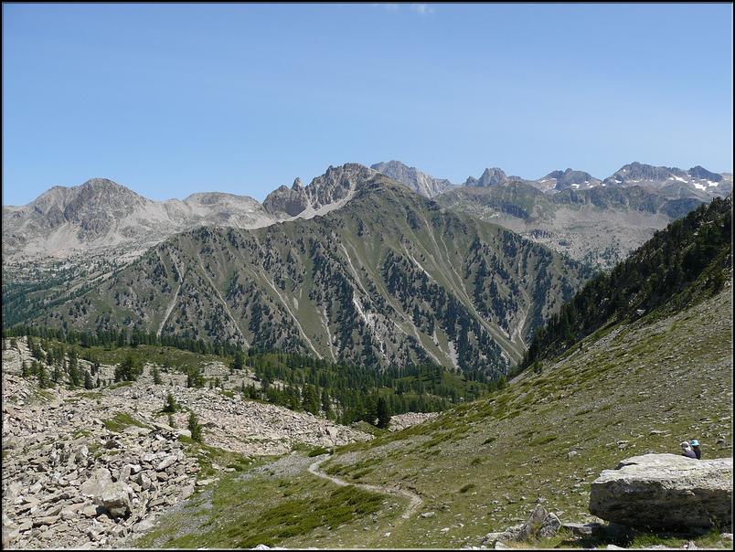 Du col de la Vallette, vue vers le NE, de la cime de Frémamorte aux cimes de Cerise, en arrière plan le massif de l'Argentera.