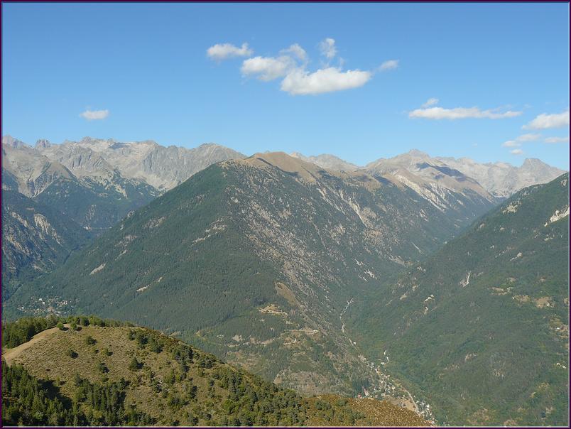 De l'Argentera (3207 m) au Mont Ponset (2828 m). A droite au-dessus de l'ombre, le Gélas (3143 m)