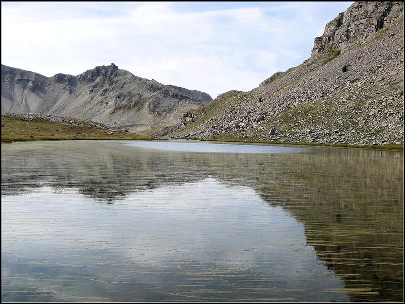 Du lac inférieur de Gialorgues (2391 m),vue sur le Rocher du Pigeon (2743 m)