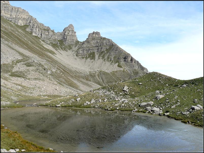Le lac intermédiaire de Gialogues dominé par le Bec du Château et la Cime Dieu de Delfy