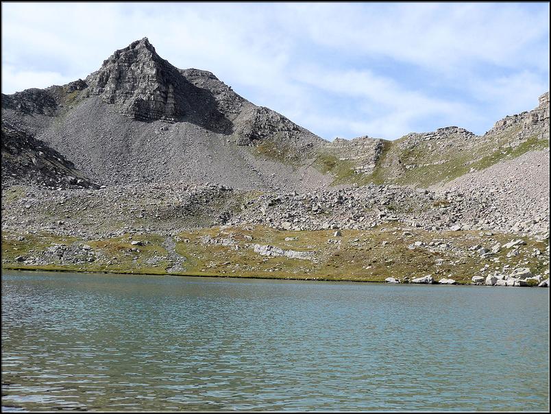 Le lac supérieur de Gialorgues (2483 m). A gauche le Sommet de Gialorgues (2761 m), au centre le Col de la Roche Trouée (2583 m) 