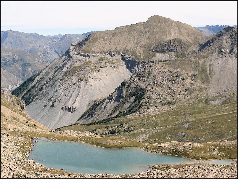 P1030139  Du Col, vue sur le lac supérieur de Gialorgues, au centre le Mont Pierre Châtel (2774 m) 