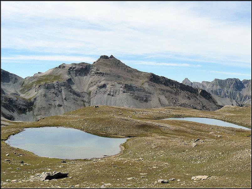 P1030144 Les lacs de l'Estrop (2519 m) et le Rocher Grande (2752 m)