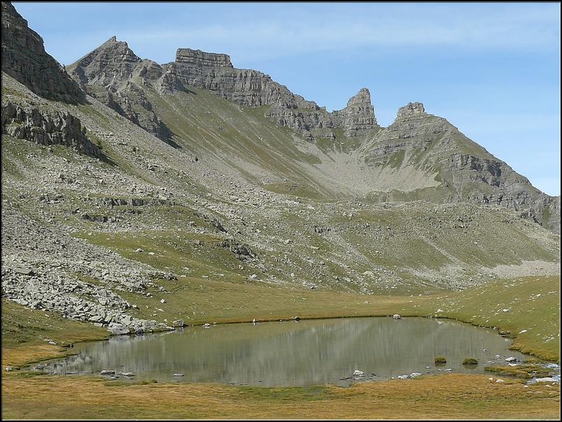 P1030149Le lac Inférieur de Privola (2729 ). En arrière plan, le massif du Fort Carra