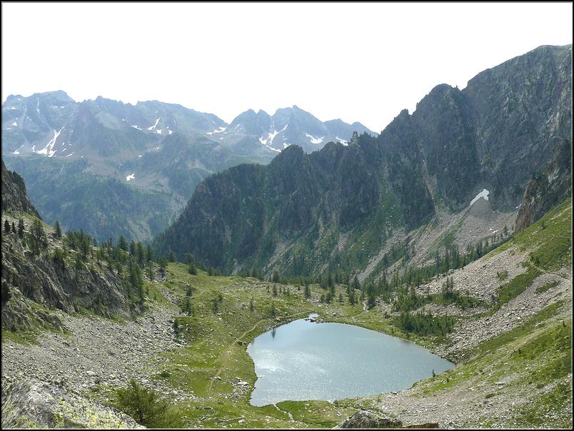 Lac Aver inférieur bordé  par la tête de Badau, en arrière plan le massif de Valrossa