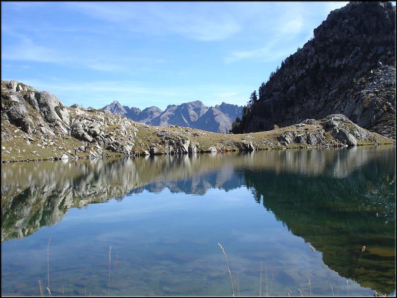 Lac Aver supérieur au fond le massif de Valrossa