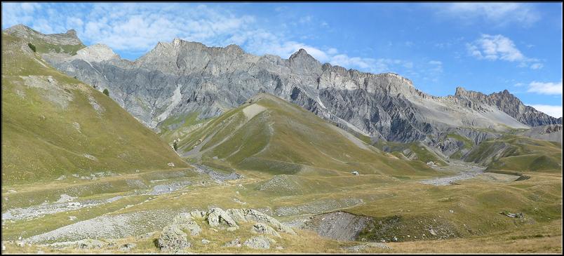 Les vastes prairies verdoyantes du Salso Moréno. En arrière plan à gauche le Bonnet Carré (2770 m), à droite le Rocher des 3 Évêques, au centre la Tête Carrée (2865m)