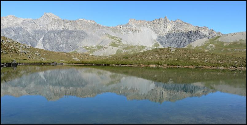Le lac Salso-Moreno (2250 m). Au centre, le Pas de la Cavalle (2671 m)