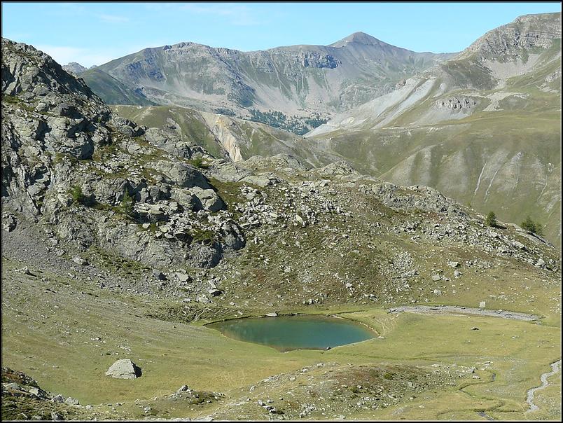 En enfilade, le lac Salso-Moreno, le col des Fourches et la cime de la Bonette (2860 m)