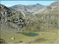 En enfilade, le lac Salso-Moreno, le col des Fourches et la cime de la Bonette (2860 m)
