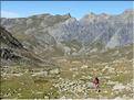 En montant vers les lacs. Au centre le remarquable Bonnet Carré (2770 m)