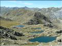 En enfilade, les lacs de Morgon, la Crête des Terres Rouges et la Cime de la Bonette