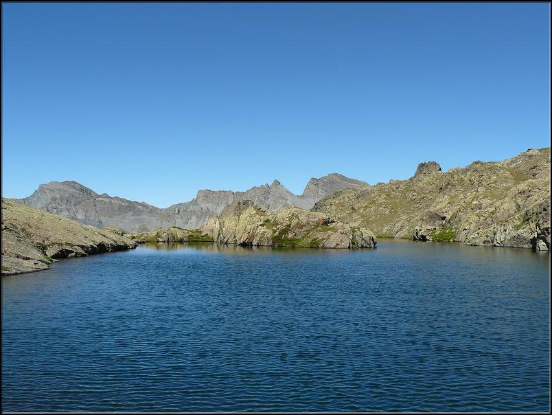 Du lac du Pas-de-Morgon (2570 m) vue, au centre, sur le Rocher des 3 Évêques et la Tête de l'Enchastraye