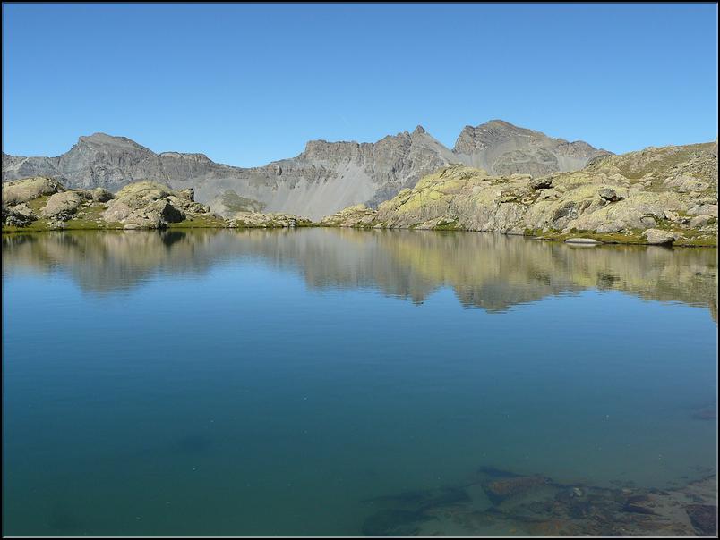 Du lac supérieur de Morgon (2480 m), vue sur la Tête Carré, le Pas de la Cavalle, le Rocher des 3 Évêques et la Tête de l'Enchastraye