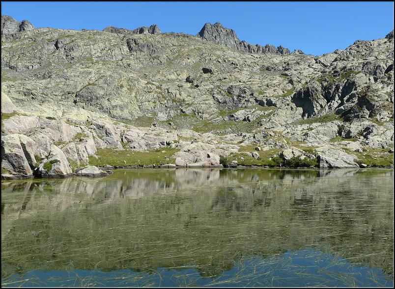 D'un lac intermédiaire de Morgon, en arrière plan, le Mont Bal (2830m)