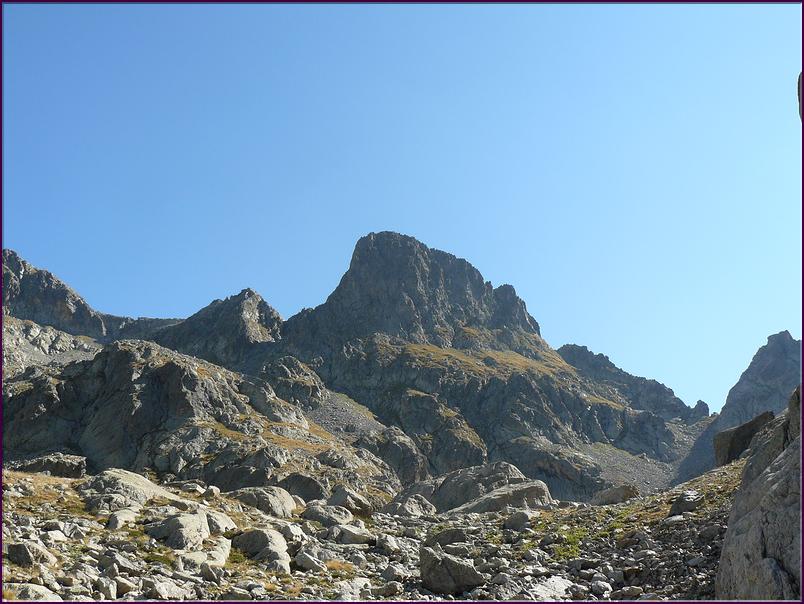 Le Care Colomb et sa brèche. A droite le Pas du Mont Colomb
