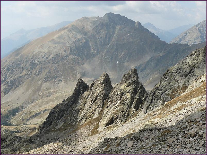Chaîne de cares issue du Mt Colomb. En arrière plan le Mont Agnellière