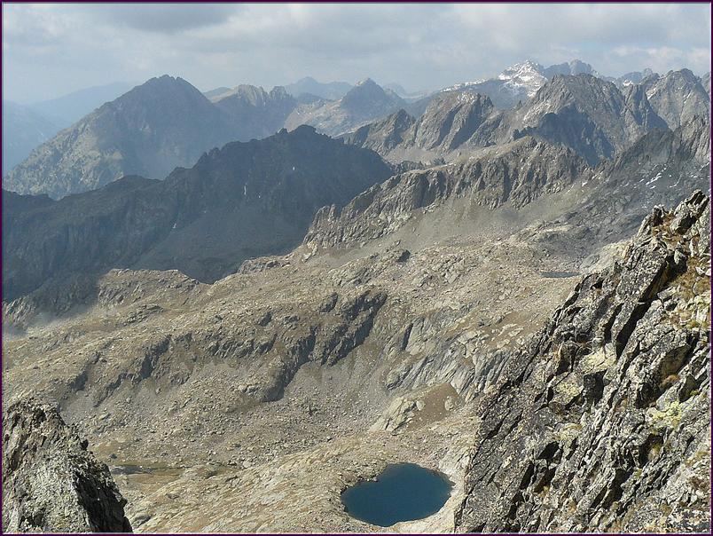 Du collet du Mont Colomb (2750 m), vue sur les lacs Balaour, Cabret et Blanc