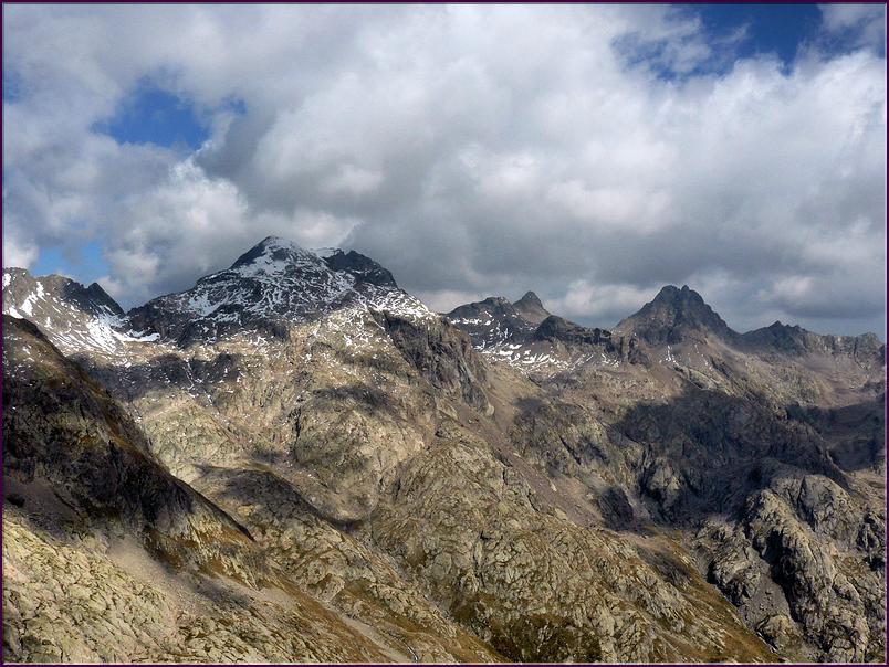 Le mont Clapier (3045 m), les cimes de  Lusière (2907 m) et Chamineye (2921 m)