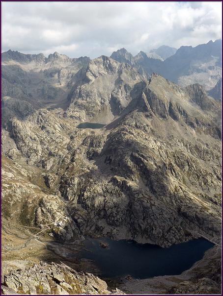 Les lacs de la Fous et Niré. Au fond au milieu, les 2 têtes du Basto (2794  et 2767 m)