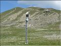 Station météo de Millefonts (2430m), en arrière plan la tête des Margès (2550 m)