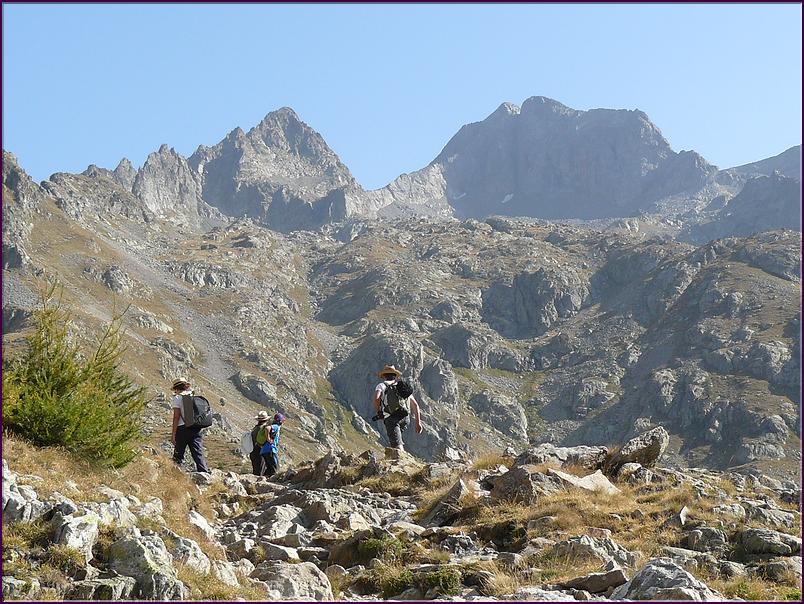 En route vers le lac Balaour, situé  à droite derrière le replat avec un cairn