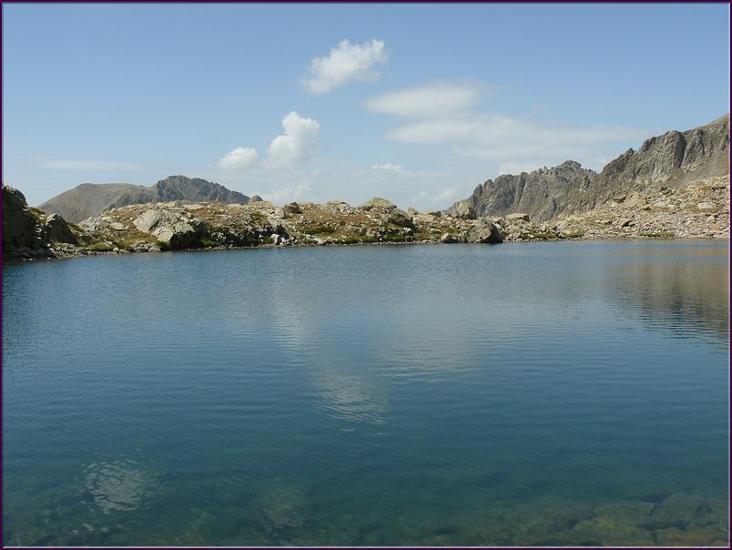 Lac Cabret, au loin à gauche la cime de l'Agnellière (2700 m)