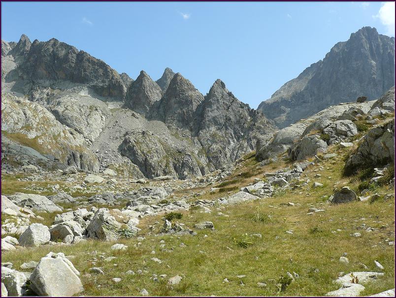 Chaîne de Cares prenant naissance sur le flanc Ouest du Mont Colomb. En arrière plan le Care Colomb et le Mont Ponset