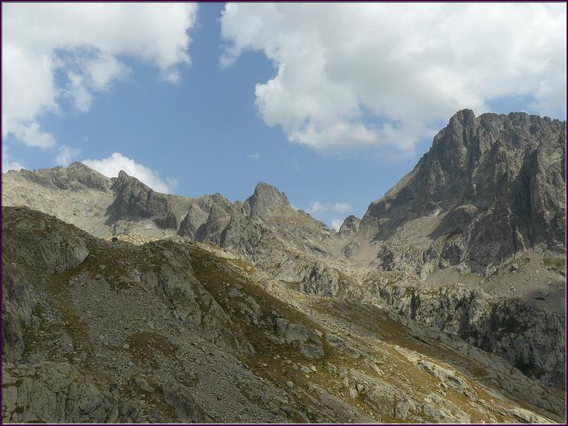En arrière plan ; le Mont Colomb ( 2816 m) avec son cayre et son pas, à droite le Mont Ponset (2828 m)